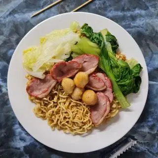 Hình ảnh Mì tương cay trộn rau - trứng - xá xíu - xúc xích