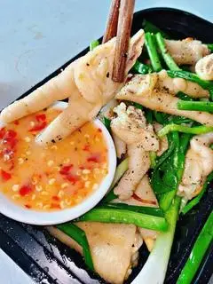 Hình ảnh Chân gà hấp hành còn xương