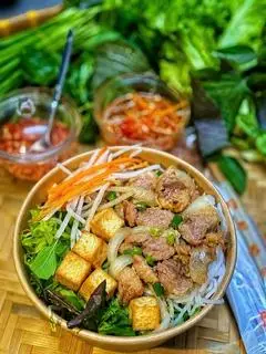 Hình ảnh Bún thịt xào + đậu hũ 