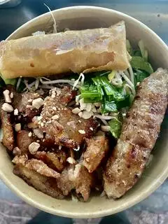 Hình ảnh Bún thịt nướng +chả giò +nem nướng 