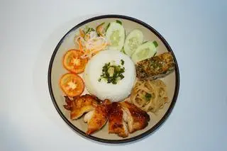 Hình ảnh Cơm tấm Gà nướng bì chả