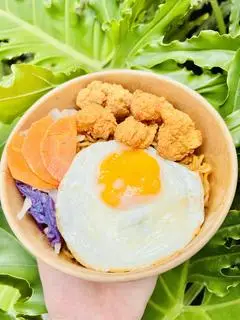 Hình ảnh Mì trộn trứng - gà viên