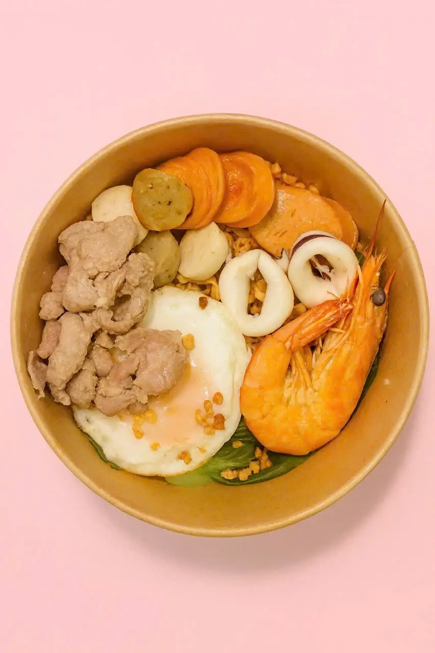 Hình ảnh Mì trộn trứng xúc xích
