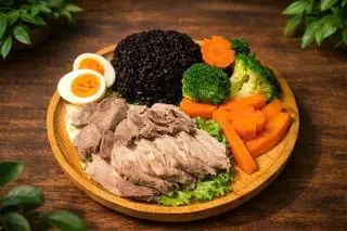 Hình ảnh Cơm gạo lứt thịt lợn nạc vai luộc