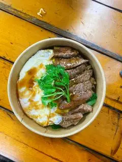 Hình ảnh Cơm Bò Bít Tết Phủ Trứng
