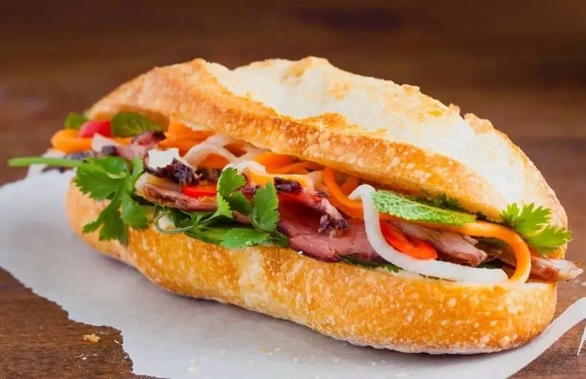 Hình ảnh Bánh Mì Trứng Chả Bò Khô