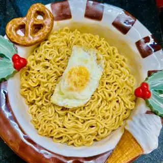 Hình ảnh Mì Trộn Phomai Trứng Ốp