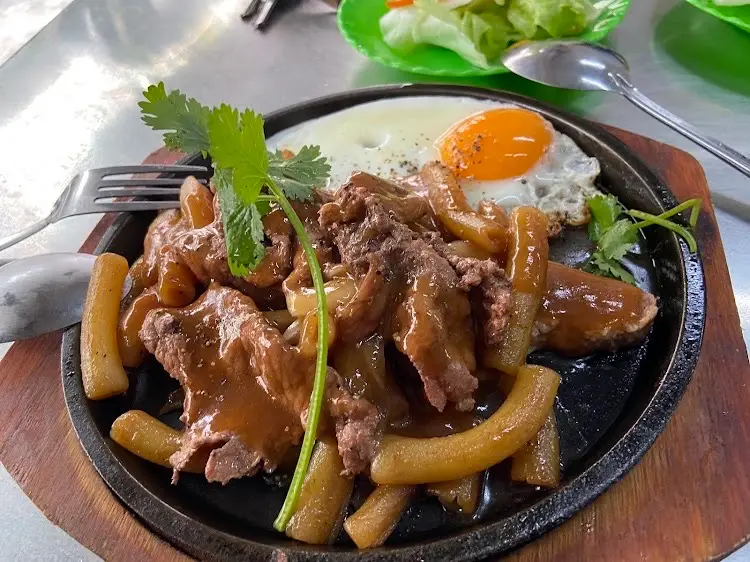 Hình ảnh Nui xào bò né trứng sốt tiêu đen