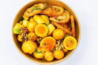 Hình ảnh Tai heo - trứng non sốt Thái