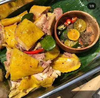 Hình ảnh Nửa con gà ủ muối ăn lạnh