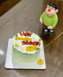 Hình ảnh bánh kem tươi trang trí hoa quả theo mùa