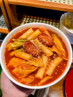 Hình ảnh Tokbokki cay truyền thống