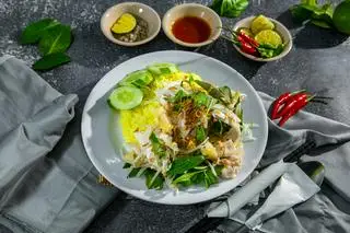 Hình ảnh Cơm gà xé rau răm