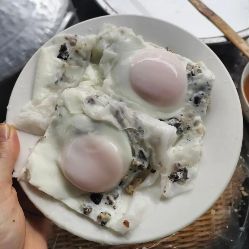 Hình ảnh Bánh cuốn trứng tái thịt xiên nướng