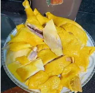 Hình ảnh 1 con gà ủ muối ăn lạnh