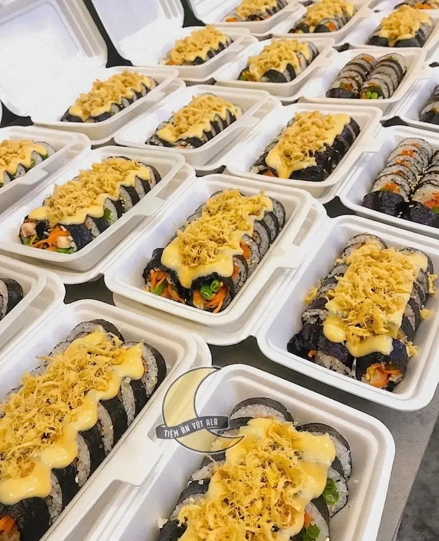 Hình ảnh Kimbap truyền thống phủ sốt + chà bông
