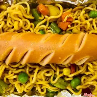 Hình ảnh MÌ TRỘN INDOMIE XÚC XÍCH+ NEM CHUA RÁN