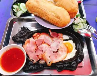 Hình ảnh Chảo Pate + Trứng + Xúc Xích + Lạp Sườn