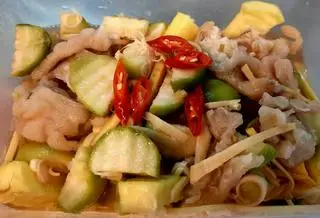 Hình ảnh Chân gà trộn cóc xoài ngâm sả tắc
