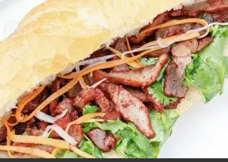 Hình ảnh Bánh mỳ xà xíu xúc xích