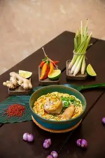 Hình ảnh Bún bò giò khoanh gân + móng giò