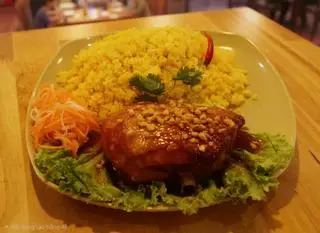 Hình ảnh Cơm gà sốt mắm tỏi má đùi