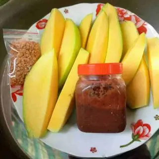 Hình ảnh Xoài keo 500g + mắm ruốc