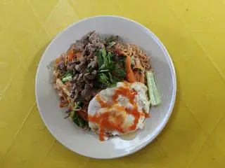 Hình ảnh Mì xào bò trứng ốp la