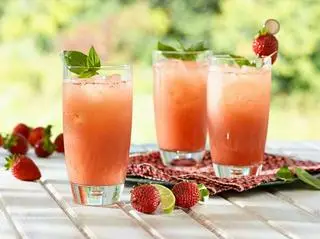 Hình ảnh Nước ép thơm mix dâu
