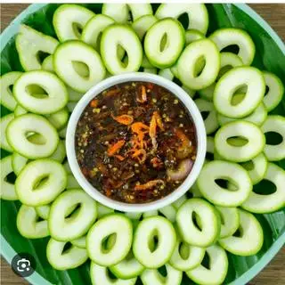 Hình ảnh Khay Xoài bao tử nguyên vỏ bổ miếng kèm sốt chấm