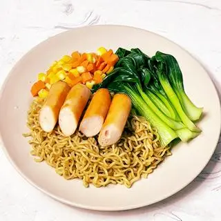 Hình ảnh Mì trộn xúc xích phô mai