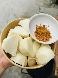 Hình ảnh củ sắn cắt sẵn họp 350g-400g kèm muối chấm 