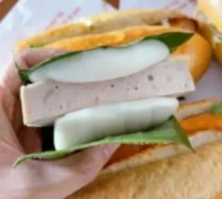 Hình ảnh Bánh dày kẹp chả lụa