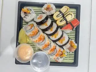 Hình ảnh Set Sushi 2 người ăn - Cơm cuộn sushi trứng cá
