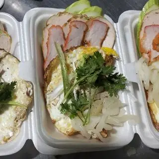 Hình ảnh Bánh mì thập cẩm ( 2 trứng, xá xíu, chả, pate bơ )