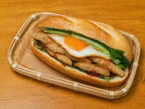 Hình ảnh Bánh mì chả cá ốp la đặc biệt