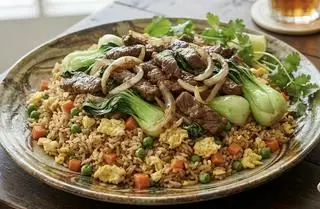 Hình ảnh Cơm chiên bò xào cải
