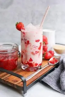 Hình ảnh Dâu lắc sữa chua