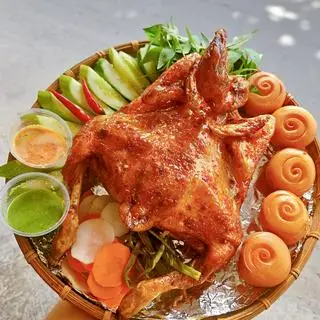 Hình ảnh 1 Con Gà Quay - 5 Cái Bánh Bao