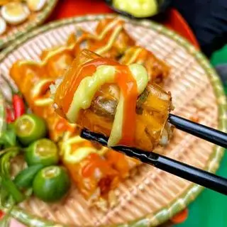 Hình ảnh Bánh tráng cuốn tóp mỡ trứng cút giòn rụm 