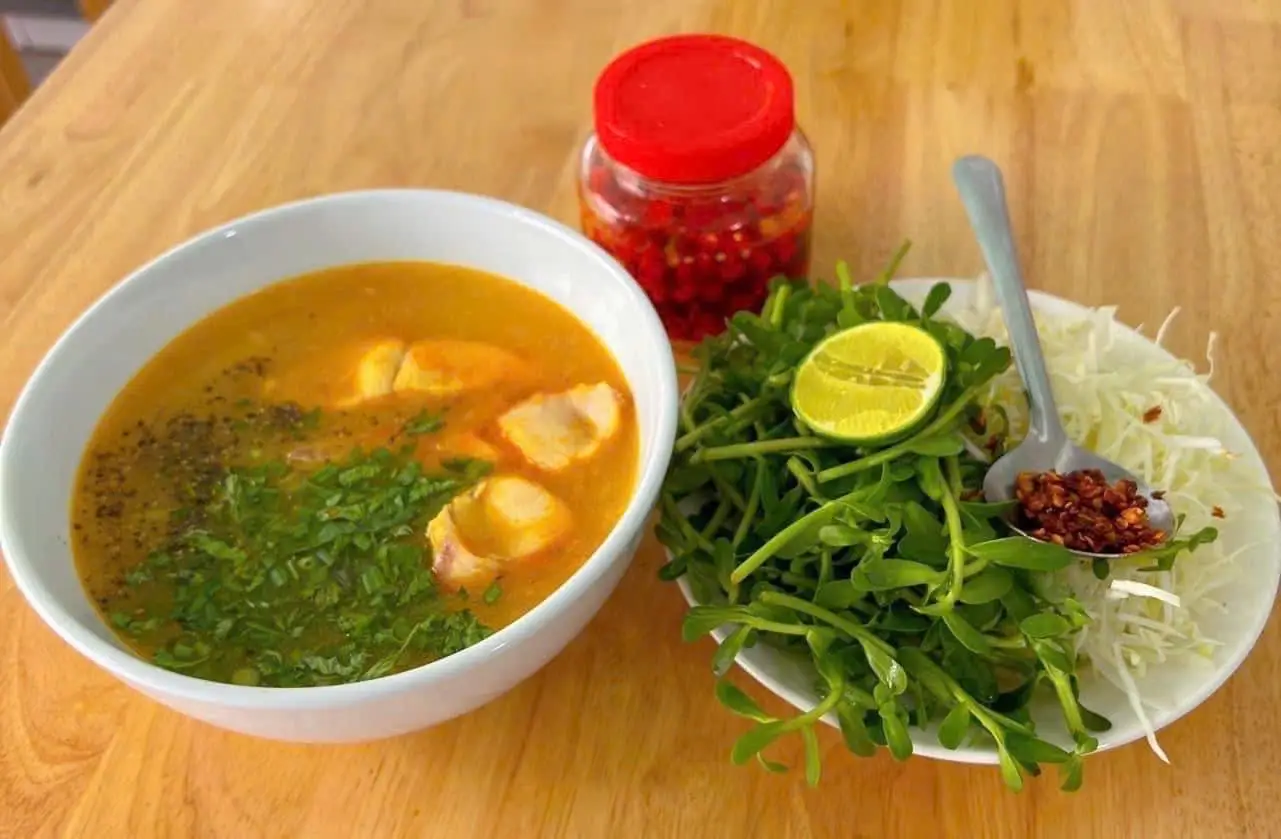 Hình ảnh Bánh canh cá lóc tô thịt cá