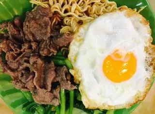Hình ảnh Mì xào bò + Trứng ốp la