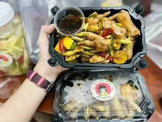 Hình ảnh Chân gà không rút sốt thái