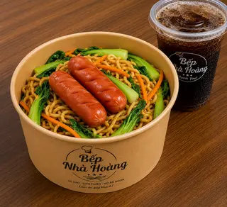 Hình ảnh mì xào + 2 xúc xích + ly coca 