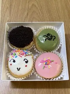 Hình ảnh Donut mini nhân kem hộp 4 cái