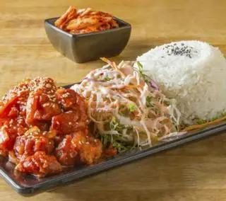 Hình ảnh cơm gà sốt Hàn Quốc
