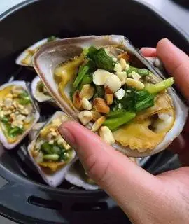 Hình ảnh sò sữa nướng mỡ hành trứng cút 