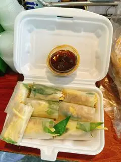 Hình ảnh Bánh Tráng Cuốn Trứng Chấm Sốt Me