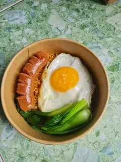 Hình ảnh Mì Trộn Xúc Xích Trứng Ốp La