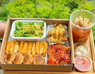 Hình ảnh Combo hottrend (chả cá 3 cái, bánh cá 4 cái, gà 2 vị, tok chiên, salad)